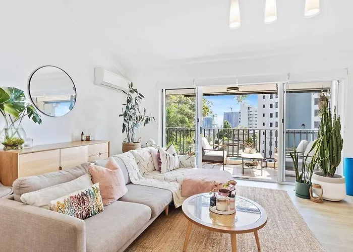 Hillside In The Heart Of Burleigh!