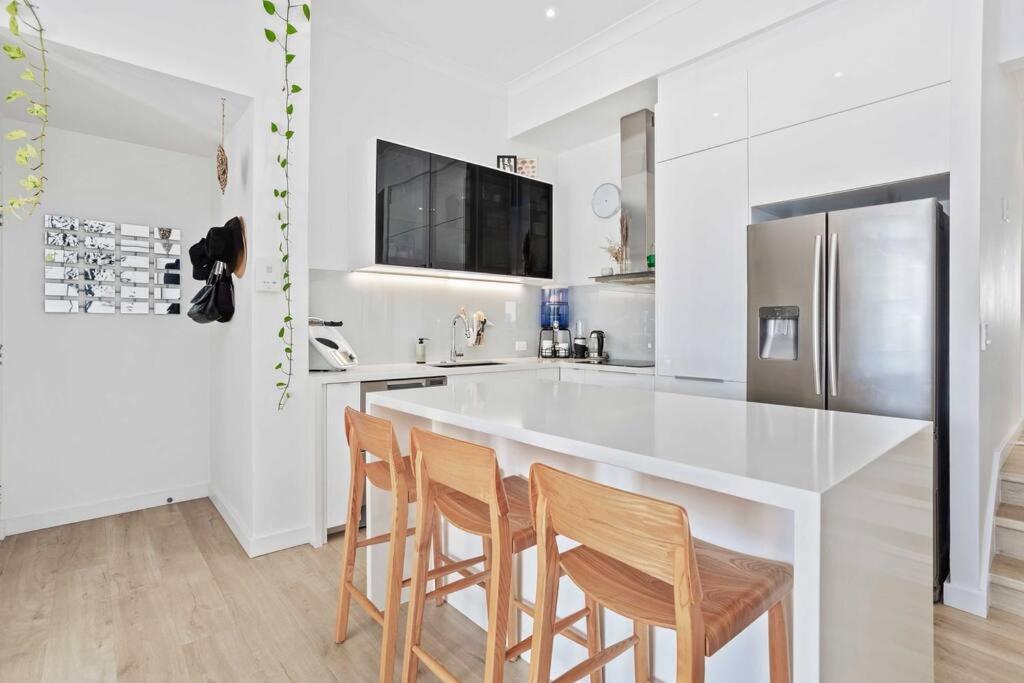 Hillside In The Heart Of Burleigh! Apartment