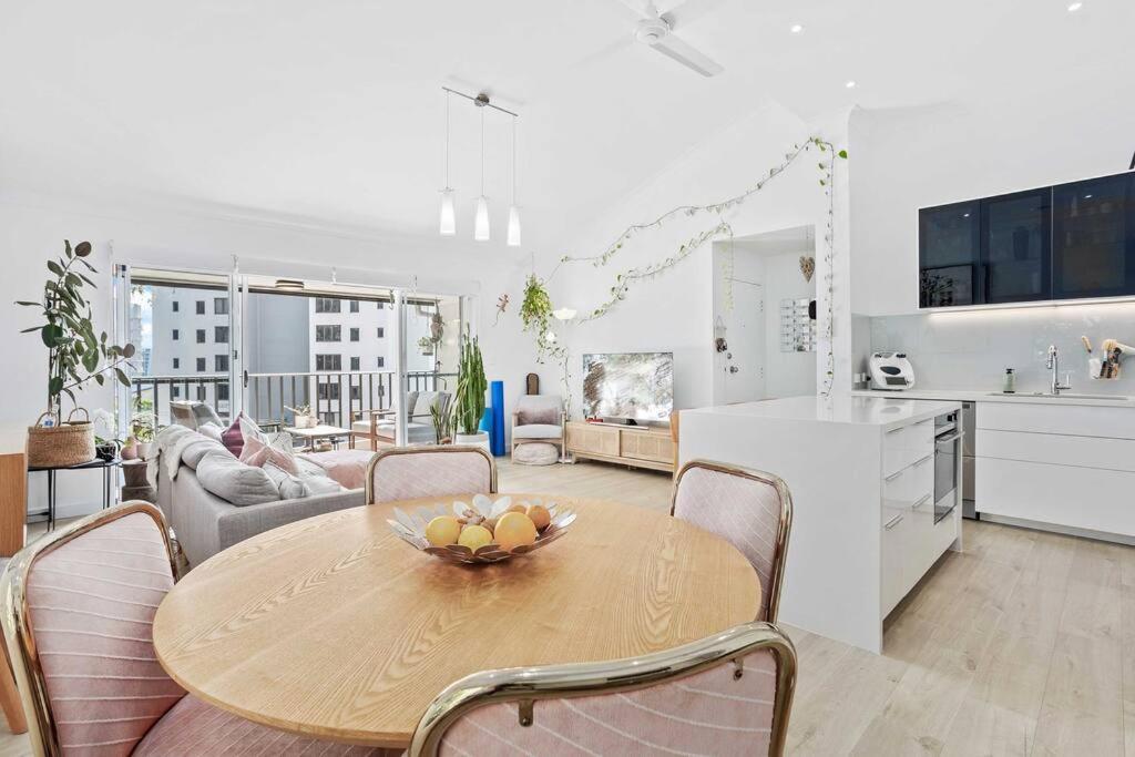 Apartment Hillside In The Heart Of Burleigh!