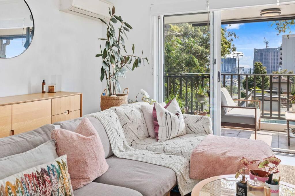 Hillside In The Heart Of Burleigh! Apartment *