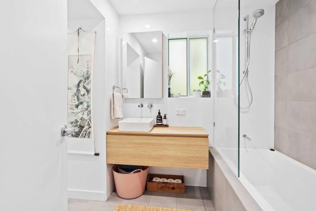 Apartment Hillside In The Heart Of Burleigh! *