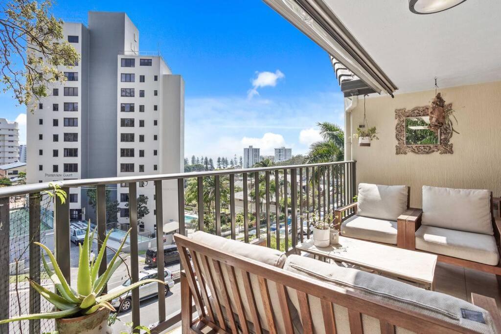 Hillside In The Heart Of Burleigh! * Gold Coast