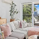 Hillside In The Heart Of Burleigh!