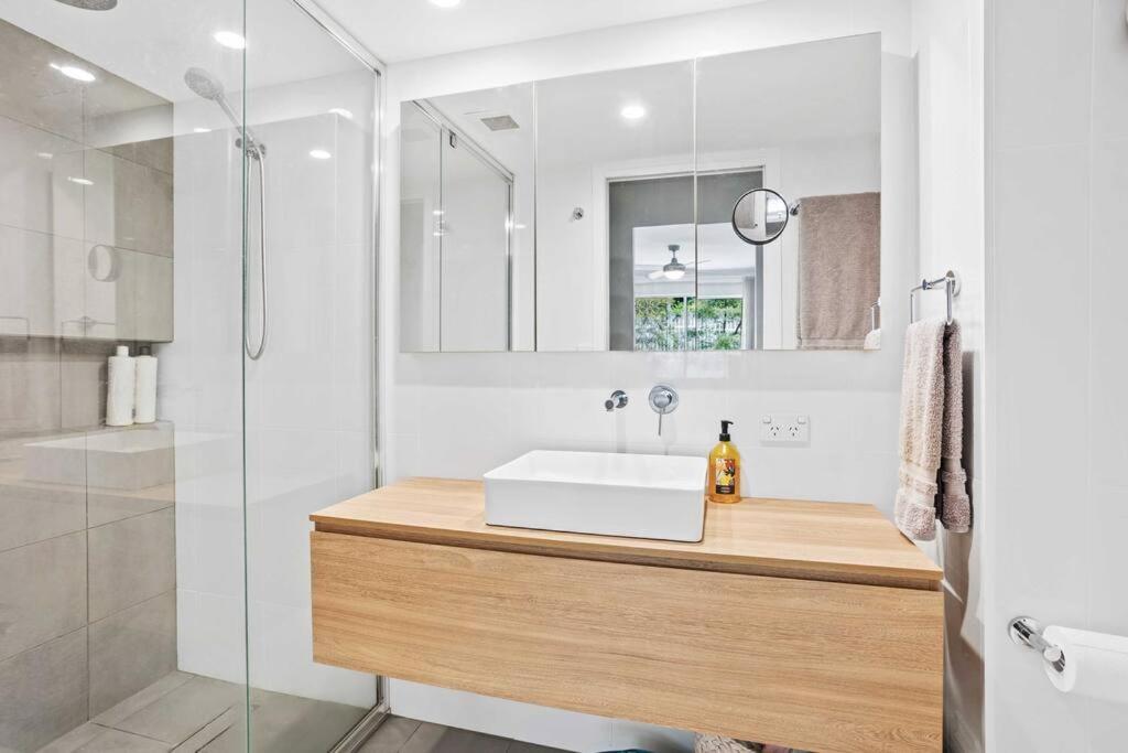 Apartment Hillside In The Heart Of Burleigh! *