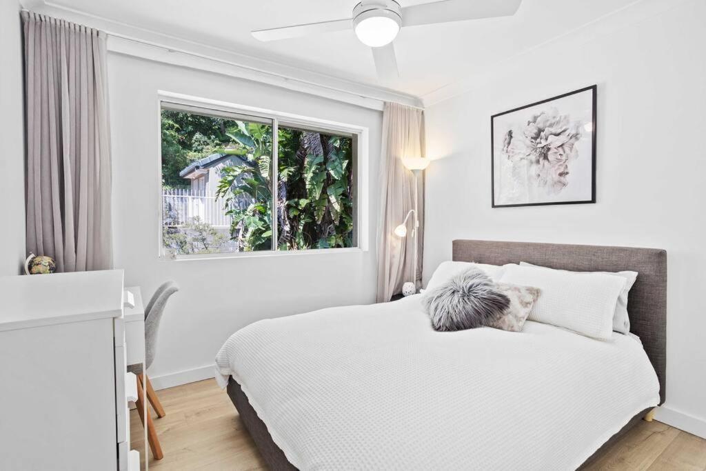 Apartment Hillside In The Heart Of Burleigh!