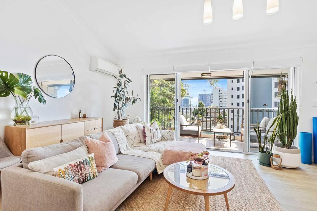 Hillside In The Heart Of Burleigh! Apartment